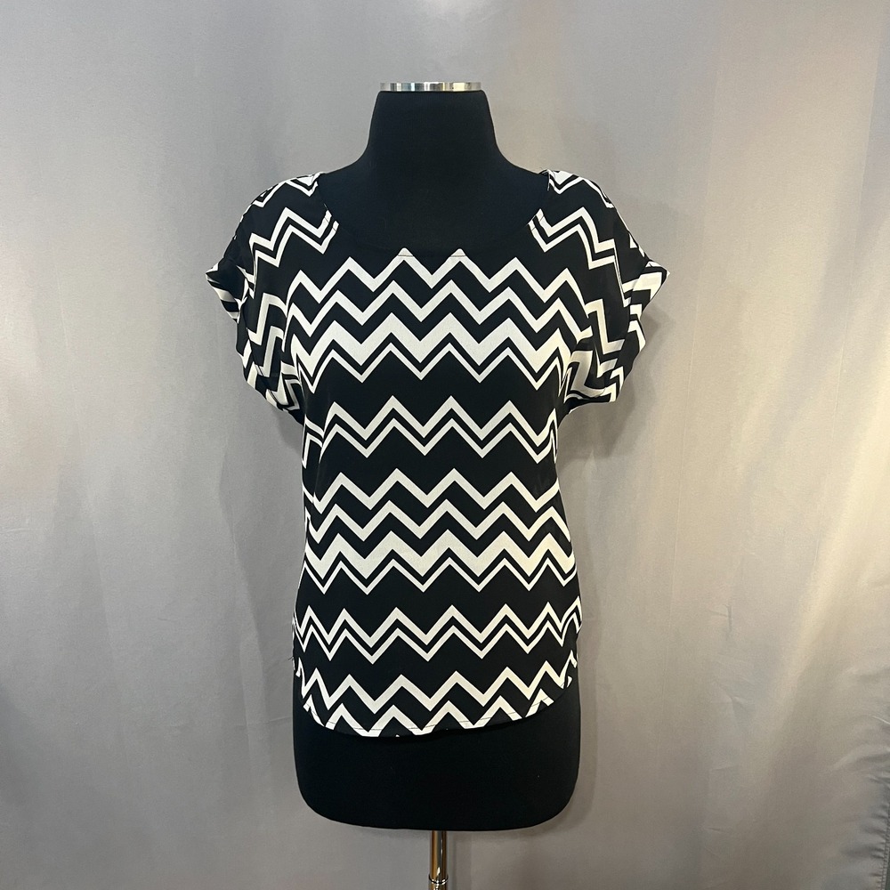Pink Republic Blouse Womens Small Black & White Chevron Zig Zag High Low Hem
